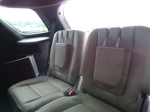 Used 2018 Ford Explorer XLT w/ Equipment Group 202A FWD image 17