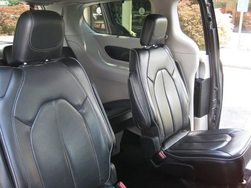 Used 2018 Chrysler Pacifica Limited FWD image 27