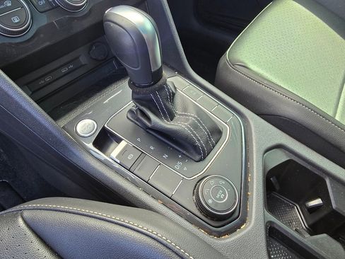 Used 2021 Volkswagen Tiguan SE w/ Panoramic Sunroof Package image 19