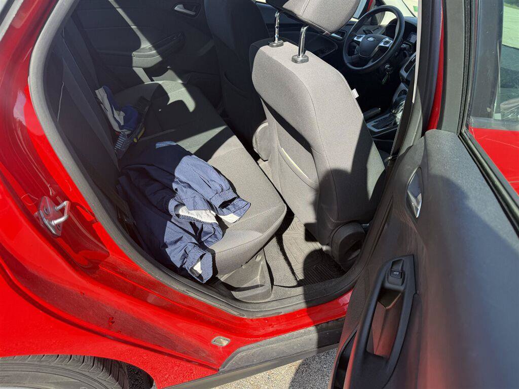 Used 2014 Ford Focus SE w/ SE Winter Package FWD image 18