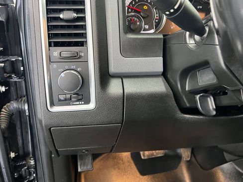 Used 2019 RAM 1500 Classic SLT w/ Luxury Group image 25