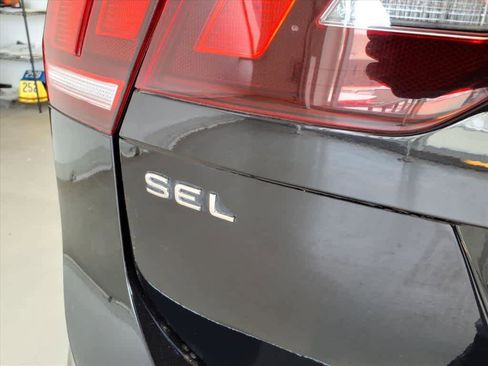 Certified 2023 Volkswagen Tiguan SEL R-Line image 17