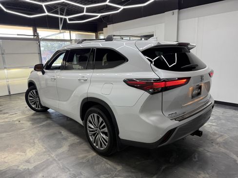 Used 2024 Toyota Highlander Platinum AWD/4WD image 6