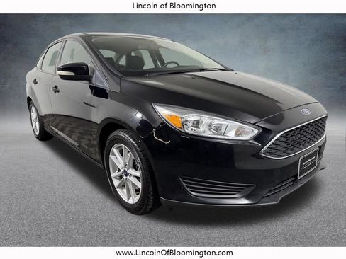 Used 2018 Ford Focus SE w/ Cold Weather Package FWD image 9