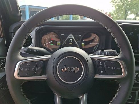 Used 2025 Jeep Wrangler Unlimited Sahara w/ Safety Group AWD/4WD image 22