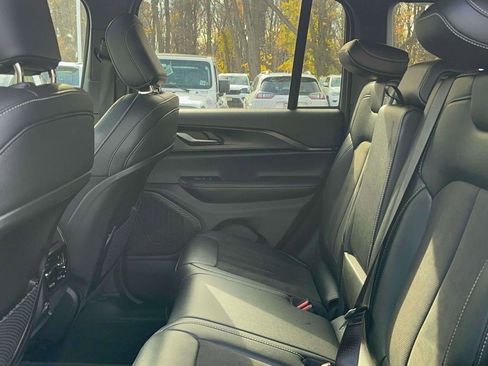 Used 2024 Jeep Grand Cherokee Altitude image 11