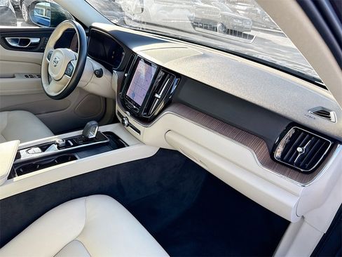 Used 2022 Volvo XC60 B5 Momentum image 34