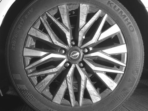 Used 2025 Nissan Altima 2.5 SV FWD image 17