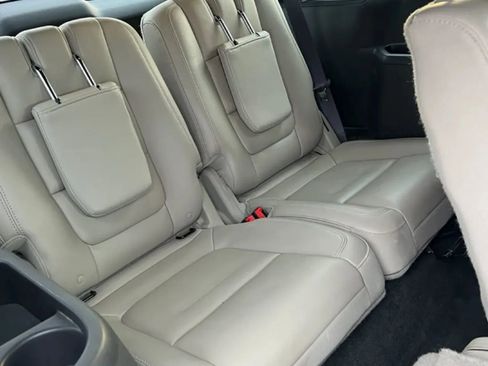 Used 2014 Ford Explorer XLT w/ Equipment Group 202A AWD/4WD image 12