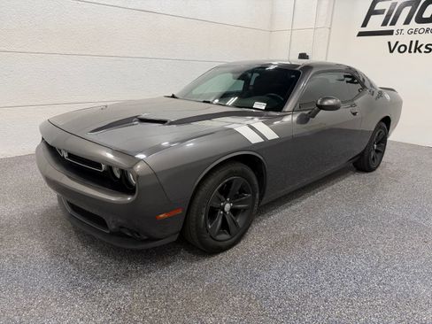Used 2016 Dodge Challenger SXT RWD image 1