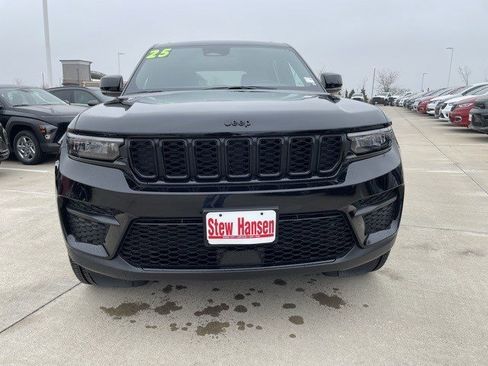 New 2025 Jeep Grand Cherokee Altitude image 9