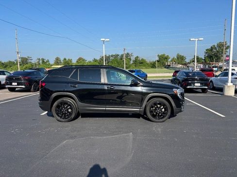 Used 2022 GMC Terrain SLE w/ Driver Convenience Package FWD image 2