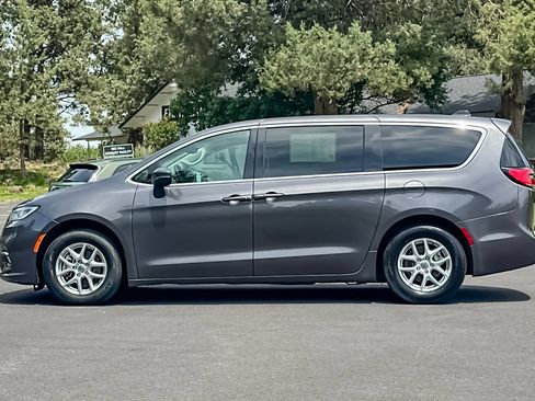 Used 2023 Chrysler Pacifica Touring-L FWD image 8