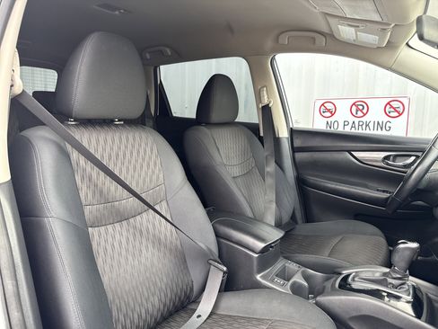 Used 2018 Nissan Rogue SV image 31