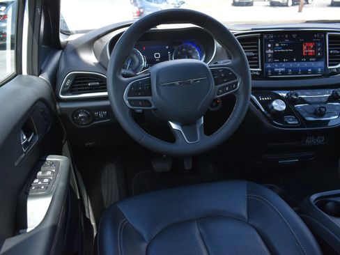 Used 2025 Chrysler Pacifica Select FWD image 19