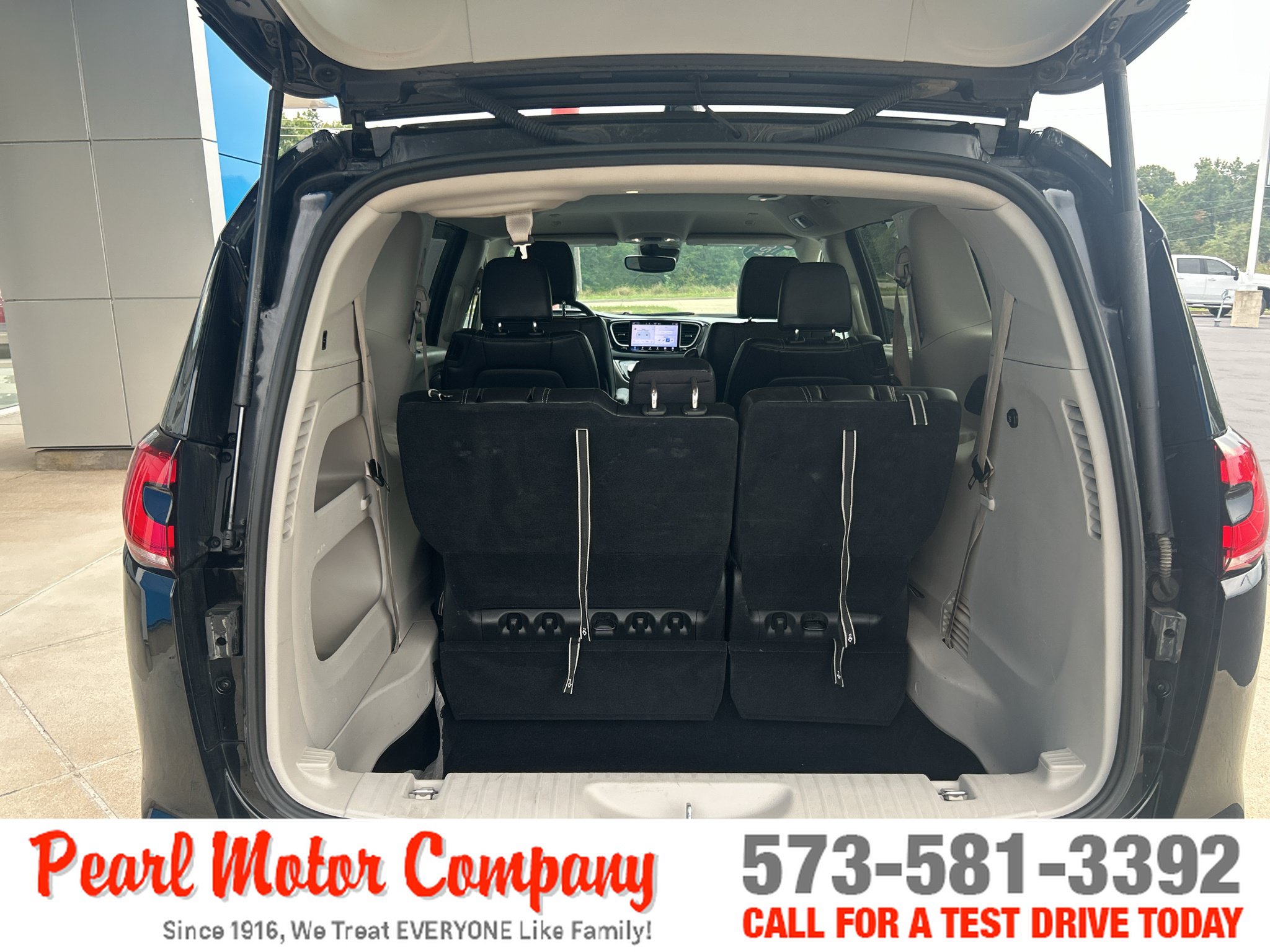 Used 2024 Chrysler Pacifica Touring-L FWD image 23