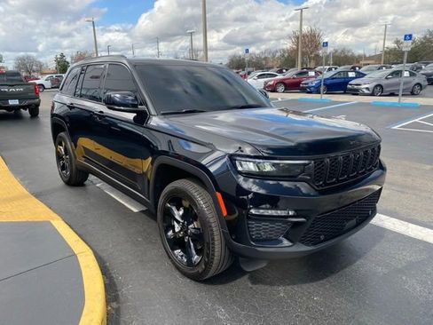 Used 2025 Jeep Grand Cherokee Limited w/ Luxury Tech Group II image 2