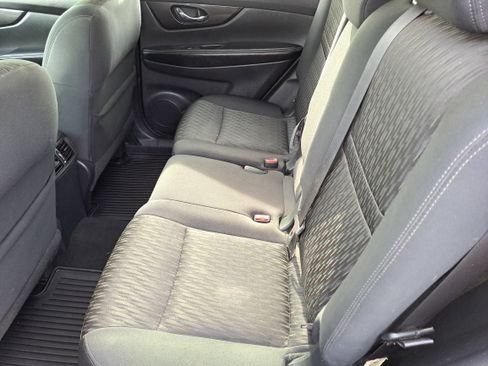 Used 2017 Nissan Rogue SV w/ SV Premium Package image 11