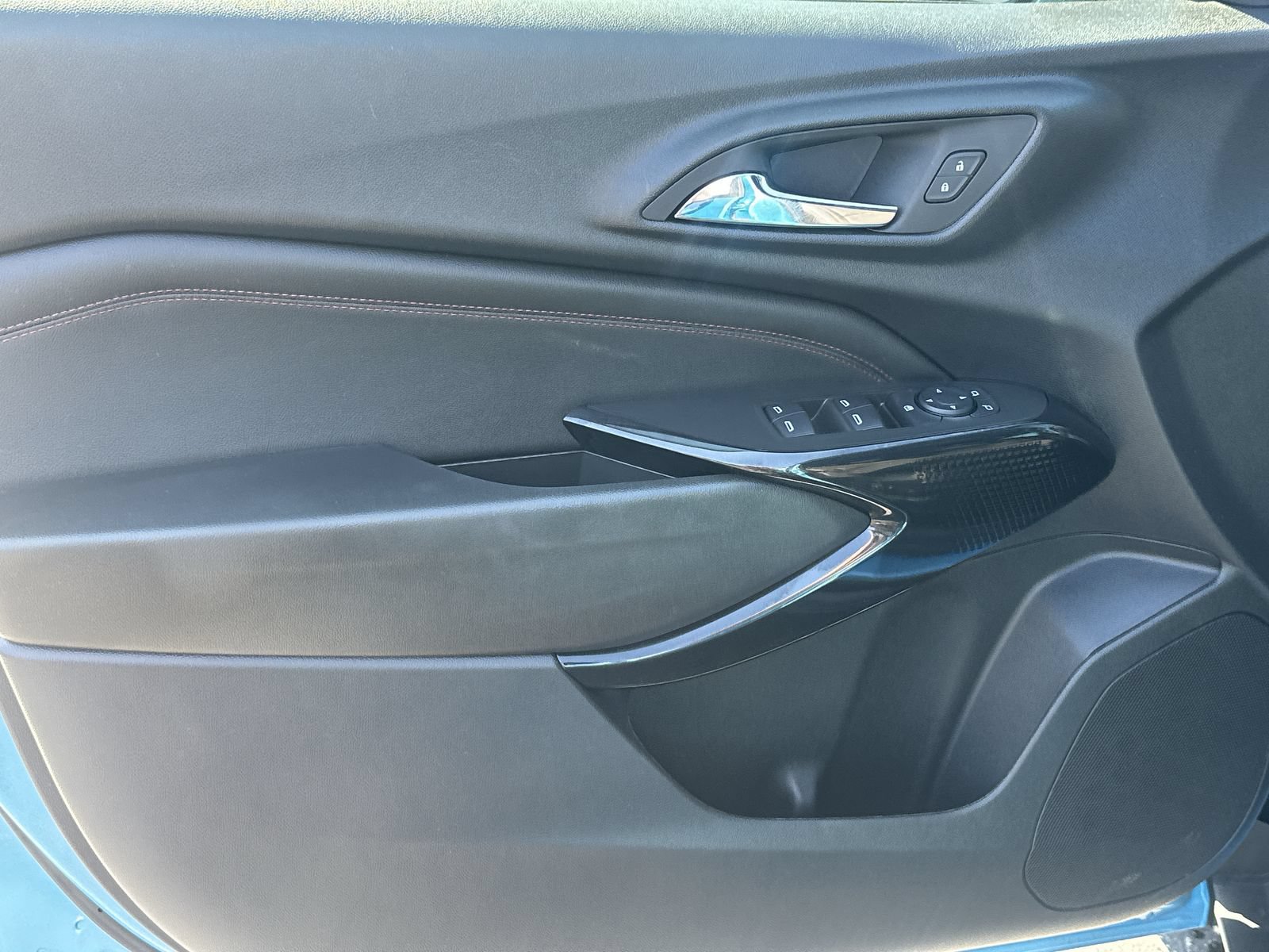 Used 2025 Chevrolet Trax RS w/ Sunroof Package FWD image 14