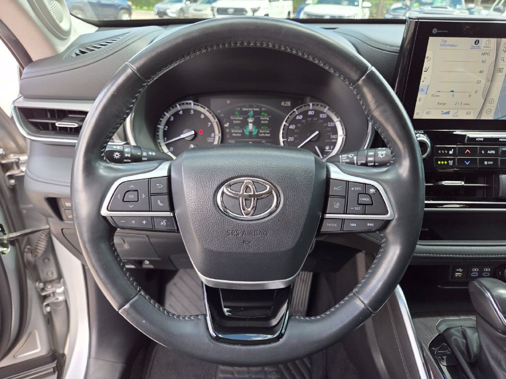 Certified 2022 Toyota Highlander Platinum FWD image 31