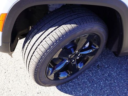 New 2025 Jeep Grand Cherokee Limited w/ Black Appearance Package image 9