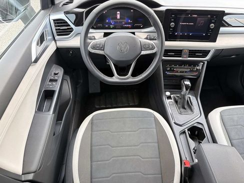 Used 2025 Volkswagen Taos SE w/ Panoramic Sunroof Package FWD image 14