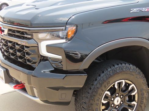 Used 2023 Chevrolet Silverado 1500 ZR2 w/ Technology Package AWD/4WD image 3