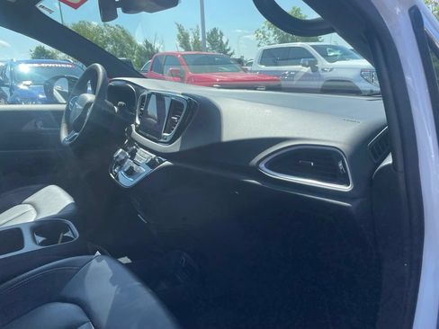 Used 2025 Chrysler Pacifica Select FWD image 32