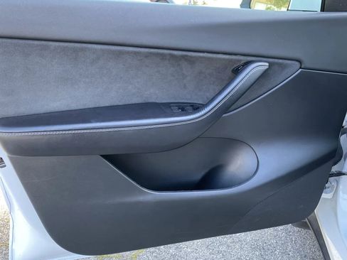 Used 2022 Tesla Model Y Long Range image 12