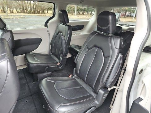 Used 2024 Chrysler Pacifica Touring-L image 18