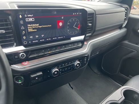 Used 2025 GMC Sierra 1500 SLT image 30