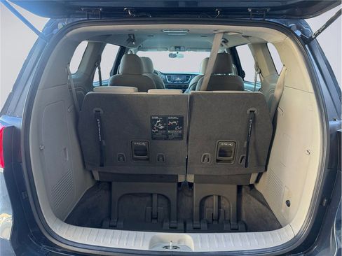 Used 2017 Kia Sedona LX image 23