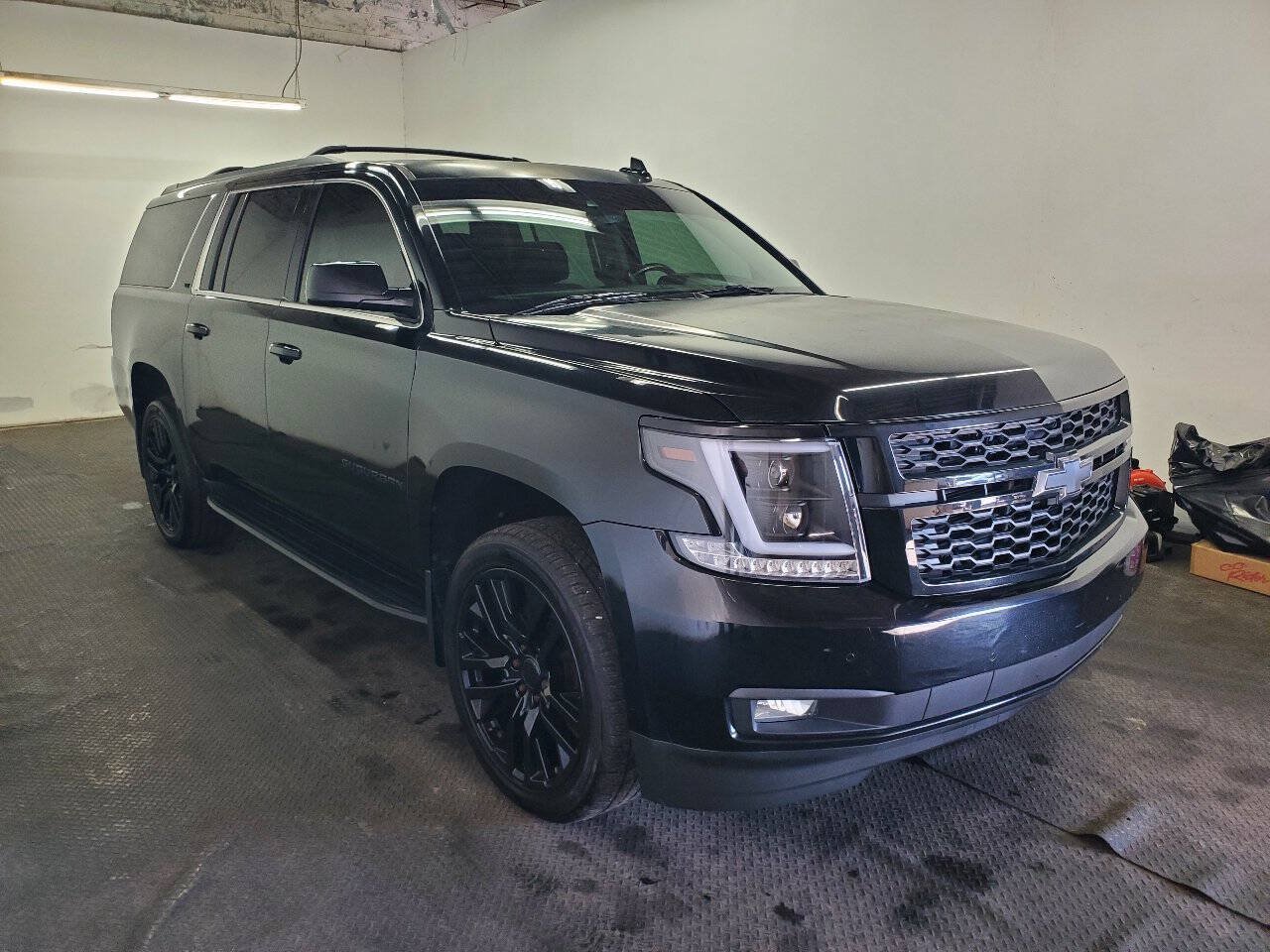 Used 2017 Chevrolet Suburban LT w/ Luxury Package AWD/4WD image 3