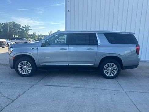 Used 2024 GMC Yukon XL SLT w/ SLT Premium Package AWD/4WD image 2