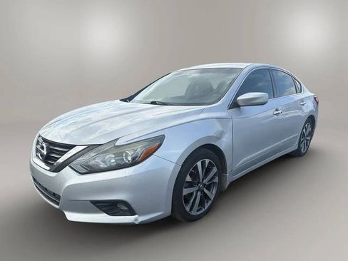 Used 2017 Nissan Altima 2.5 SR FWD image 3