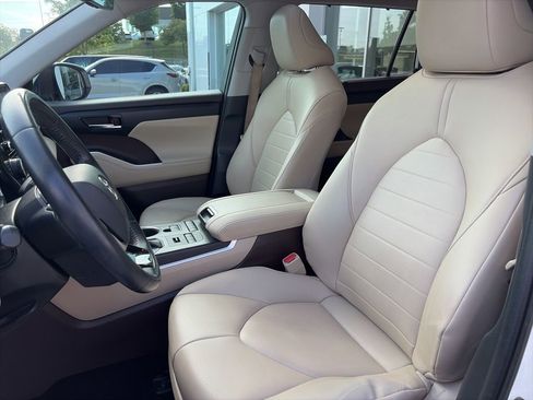 Used 2020 Toyota Highlander XLE AWD/4WD image 23