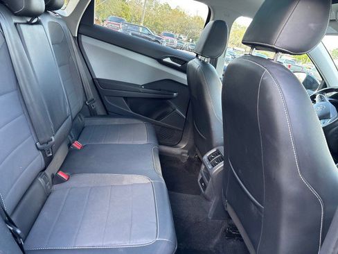 Used 2022 Volkswagen Taos SE w/ Panoramic Sunroof Package image 12