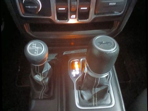 Used 2019 Jeep Wrangler Unlimited Sahara image 27