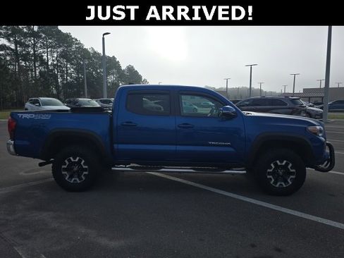 Used 2018 Toyota Tacoma TRD Off-Road image 3