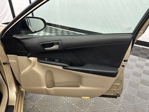 Used 2012 Toyota Camry LE FWD image 12