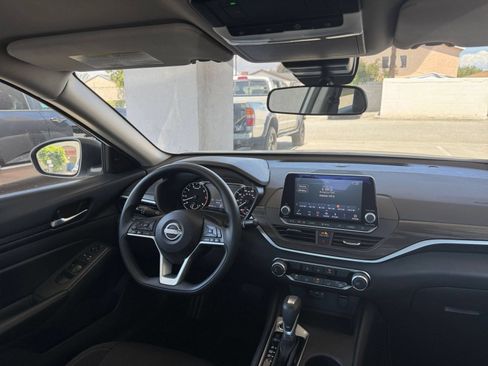 Used 2025 Nissan Altima 2.5 SV FWD image 29