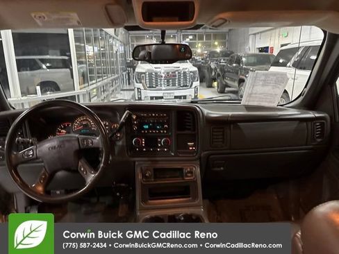 Used 2004 GMC Sierra 2500 SLT w/ Heavy-Duty Power Package AWD/4WD image 28