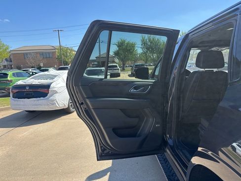 Used 2023 Chevrolet Tahoe Z71 w/ Luxury Package AWD/4WD image 12