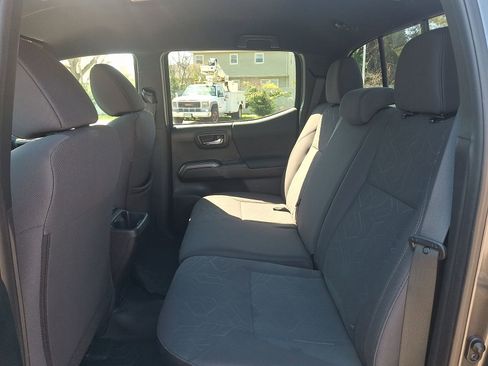 Used 2016 Toyota Tacoma TRD Sport w/ Towing Package AWD/4WD image 11