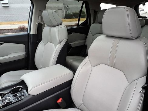 Used 2025 Honda Pilot Touring image 17