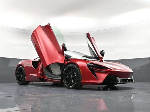 Used 2024 McLaren Artura RWD image 31