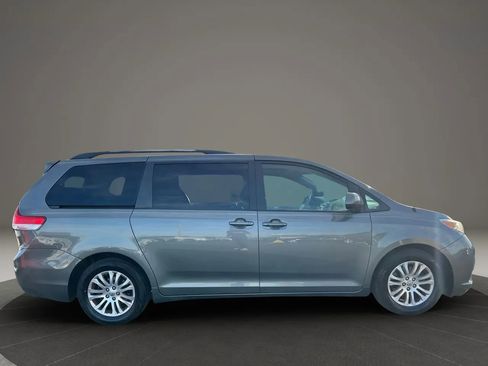 Used 2012 Toyota Sienna XLE image 3