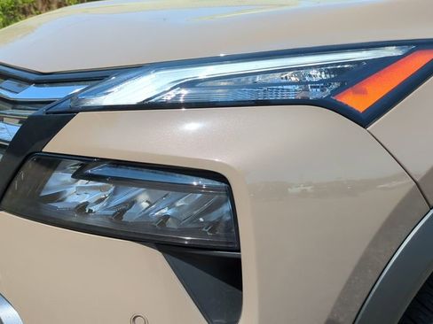 Used 2025 Nissan Rogue SL w/ Tech Package image 9