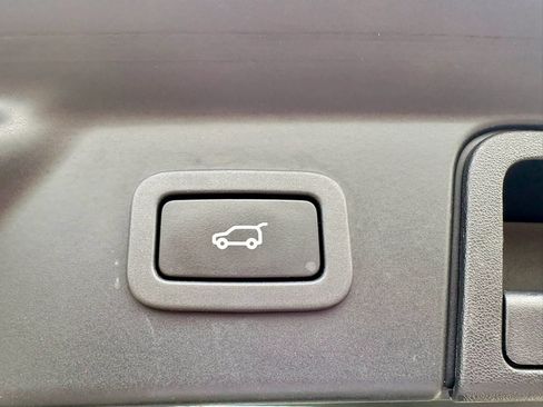 Used 2019 Land Rover Range Rover Velar R-Dynamic SE AWD/4WD image 19