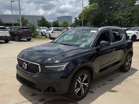 Used 2025 Volvo XC40 B5 Core AWD/4WD image 1